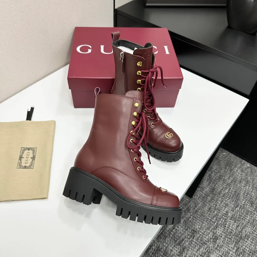 👟👟Ex-factory price 840👟👟 Highest version 2025 Gucci autumn and winter latest GUCCI mid-heel grooved thick-soled horsebit ankle Chelsea boots 🆙Purchase level high-end boutique goods🆙 This short boots is ingenious and combines the fashionable elements of boots and moccasins, with lightweight foam rubber groove soles , archive patterns continue to shine in Gucci’s new series, and the classic horsebit-shaped accessories highlight the brand’s equestrian heritage. It doubles the charm of the entire design and injects exquisite sophistication into daily shoes 😘 Fabric: Imported calfskin + embossed craftsmanship Inner/foot pads: Shuiqi cowhide Outsole: 1:1 mold rubber foam high toughness 4.5 cm thick sole Absolutely not heavy or rigid, nor will it collapse All materials and processes are consistent with the Y version Size: 35-42 standard code 404142 customized Heel height: 4.5CM Forefoot 2.5 cm Packaging: High-end packaging at the counter